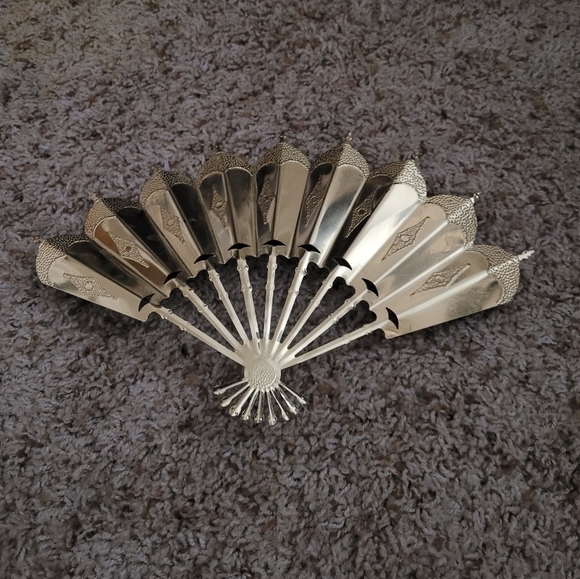 Vintage Pair Decorative Gold Tone Metal Hand Fans Asian Inspired Wall Art Decor - Picture 4 of 9